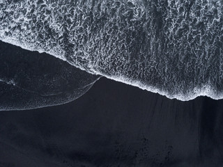 Widok z lotu ptaka z drona z czarnej, piaszczystej plaży. Tekstury natury - 268643380