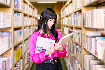 図書館で本を探す女性