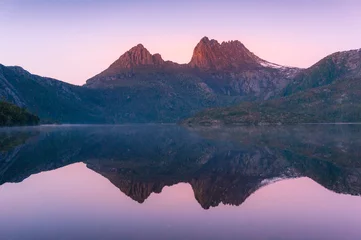 Crédence de cuisine en verre imprimé Mont Cradle Cradle Mountain reflète dans le lac Dove au lever du soleil