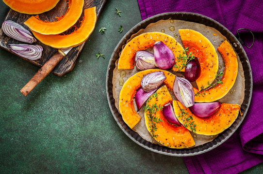 Squash Slices with Red Onions to Roast