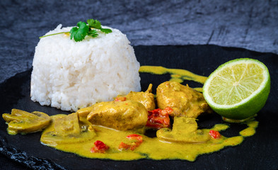 Kurczak curry z ryżem.