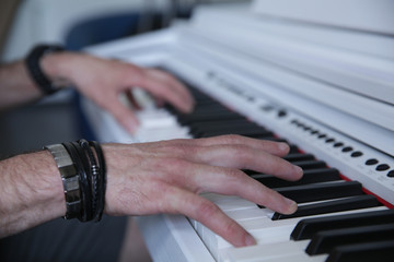 Obraz premium hands playing white piano
