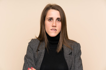 Obraz premium Young woman over isolated wall having doubts and with confuse face expression