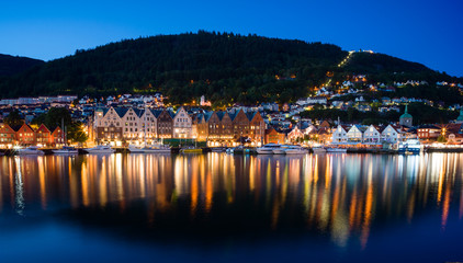 Fototapeta na wymiar Bergen at night