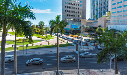 Obraz premium Traffic in downtown Miami on a sunny day