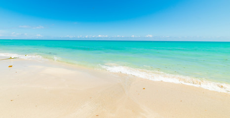 Fototapeta na wymiar Turquoise water and white sand in Miami Beach