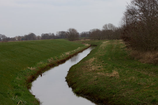 blick auf einen mit wasser gef&uuml;llten graben in rhede emsland deutschland fotografiert w&auml;hrend eines spaziergangs in der natur