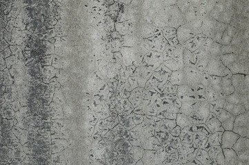 劣化してひび割れしている白い壁