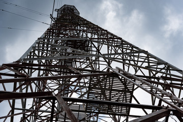 下から見た鉄塔