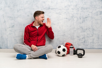 Redhead sport man shouting with mouth wide open to the lateral