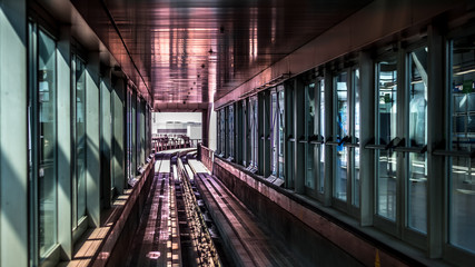 Licht in Tunnel aus Glas