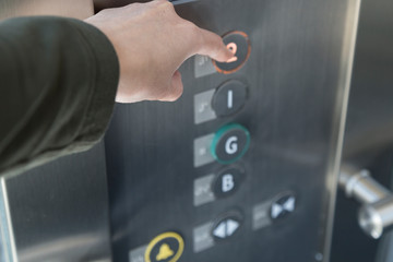 Obraz premium the woman touch the elevator button.