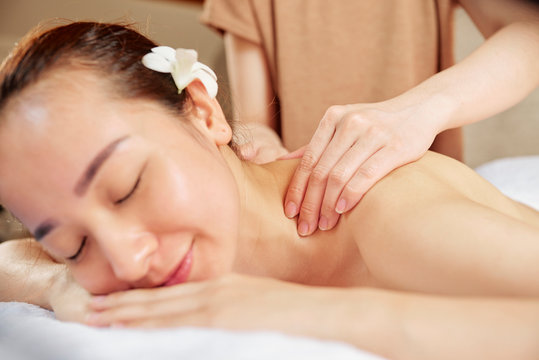 Healing neck and shoulders massage