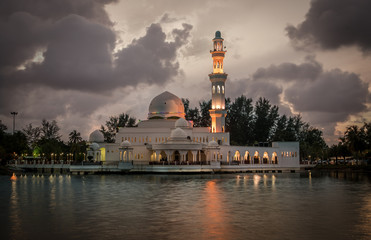 Schwimmende  Tengku Tengah Zaharah Moschee in Kuala Terengganu, bei Sonnenuntergang, Malaysia