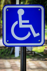 Blaues Parkschild,  Parkplatz für Behinderte