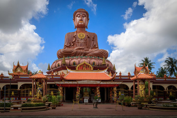 Sitzende Buddhastatue mit Tempel Wat Machimmaram, Malaysia