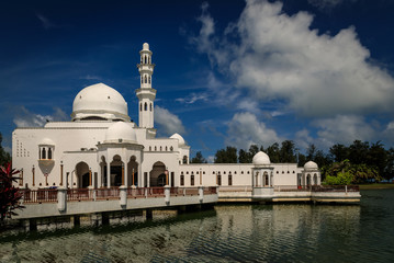 Fototapeta na wymiar Schwimmende Tengku Tengah Zaharah Moschee in Kuala Terengganu, Malaysia