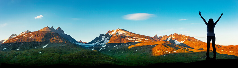 Frau beim Wandern in Jotunheimen