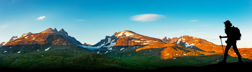 Obraz premium Frau beim Wandern in Jotunheimen