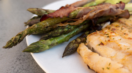 grüner Spargel im Speckmantel mit Fischsteake
