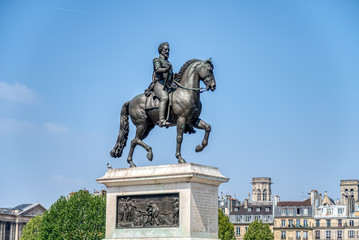Equestrian statue of Henry IV by Pont Neuf - Paris, France © UlyssePixel
