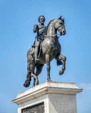 Equestrian statue of Henry IV by Pont Neuf - Paris, France