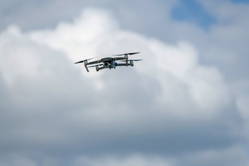 Fototapeta na wymiar Drohne mit Wolken am Himmel