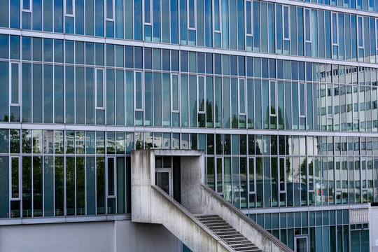 Gebäude mit Glasfront und Treppe zum Eingang