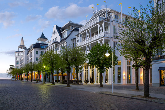 Ostsseebad Sellin Wilhelmstrasse am abend entzerrt