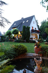 Haus Einfamilienhaus Garten Sommernacht romantisch