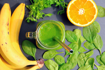 Grüner Smoothie mit Spinat und Obst