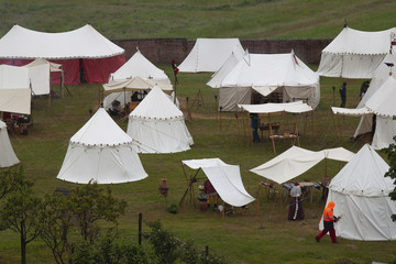 accampamento medioevale militare con tende e arrmi 