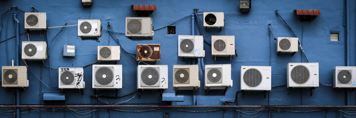 Viele Klimaanlagen an einer blauen Hauswand, Panoramafoto
