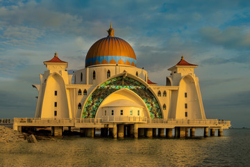 Fototapeta na wymiar Melaka Straits Moschee in der Abendsonne, Malaysia