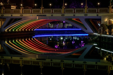 Malakka bei Nacht mit Fluß, Brücke und Wasserspiegelung in Malaysia