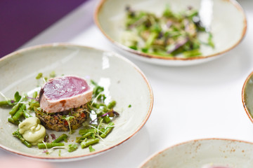 Thunfisch auf einem Teller serviert als Speise im Restaurant