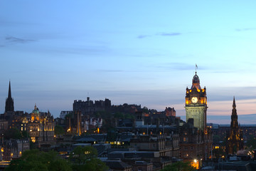 Edinburgh von Calton Hill gesehen in der Abenddämmerung 