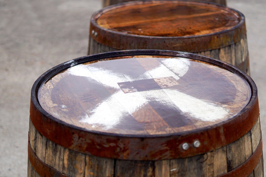 Alte Whiskyfässer in einer Destille