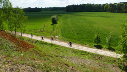 Wycieczka rowerowa. Rekreacja rodzinna. Widok zielonego pola na Śląsku. Wiosna. Polska. © Marian