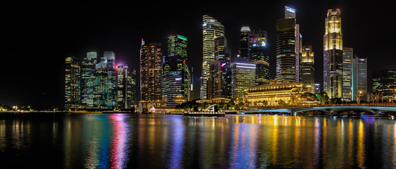 Fototapeta na wymiar Singapur bei bei Nacht Skyline, Panorama