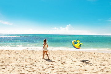 pequeña niña jugando en la orilla de la playa