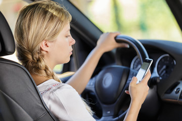 Fototapeta na wymiar woman texting and driving