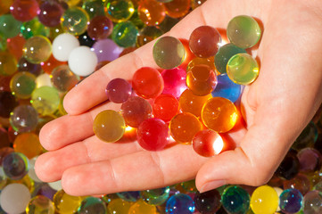 Biglie colorate nelle mani di un bambino