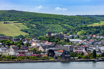 Blick auf Bingen am Rhein mit der Burg Klopp  und gespiegelter Sonne in einem Fenster im...