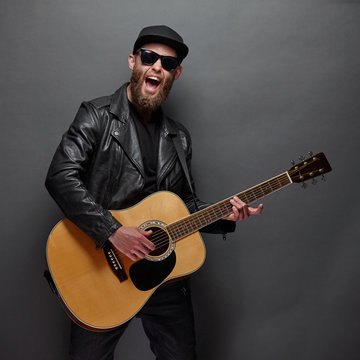 Guitar player with beard and black clothes