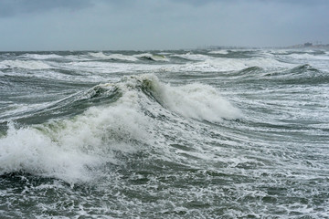 une grosse vague sous une tempête