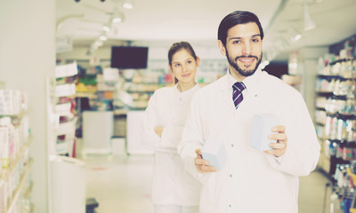 Obraz premium Pharmacist holding medicines in drugstore
