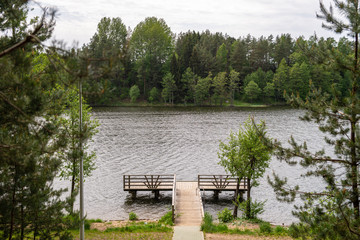 Fototapeta na wymiar Drewniany pomost na jeziorze Bolesty
