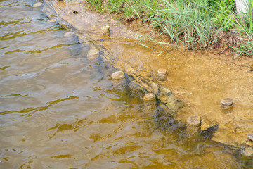 falochrony nad brzegiem jeziora