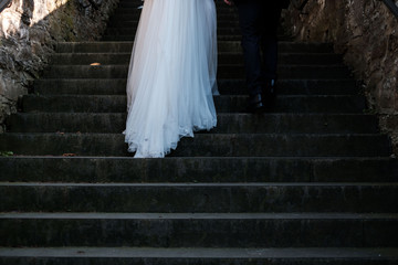 Brautpaar auf Treppe